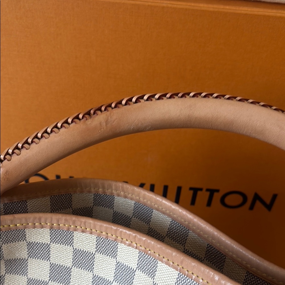 Louis Vuitton MM artsy in great condition handle has a small dent - Picture 2 of 15